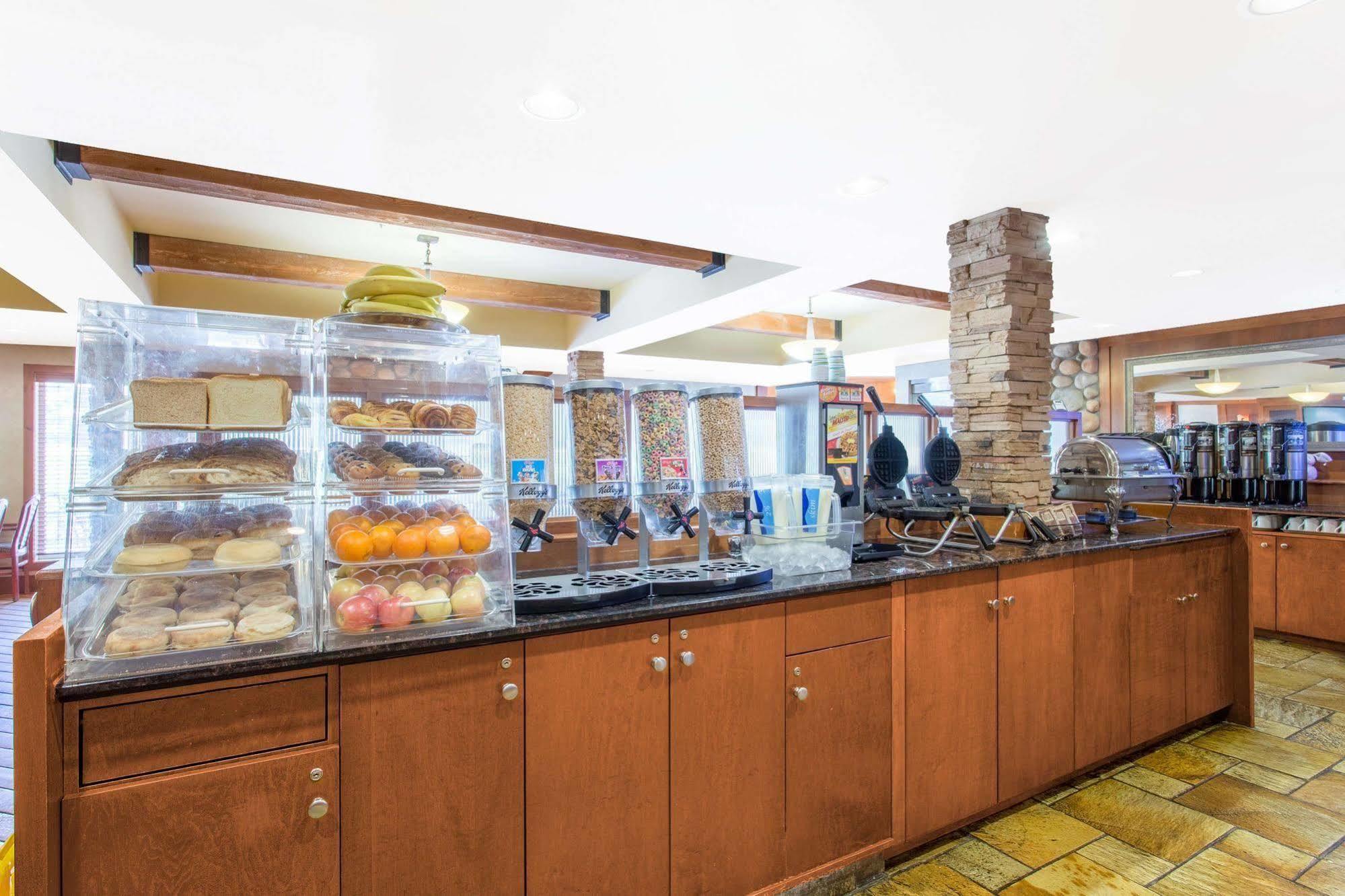 Canmore Inn & Suites Extérieur photo