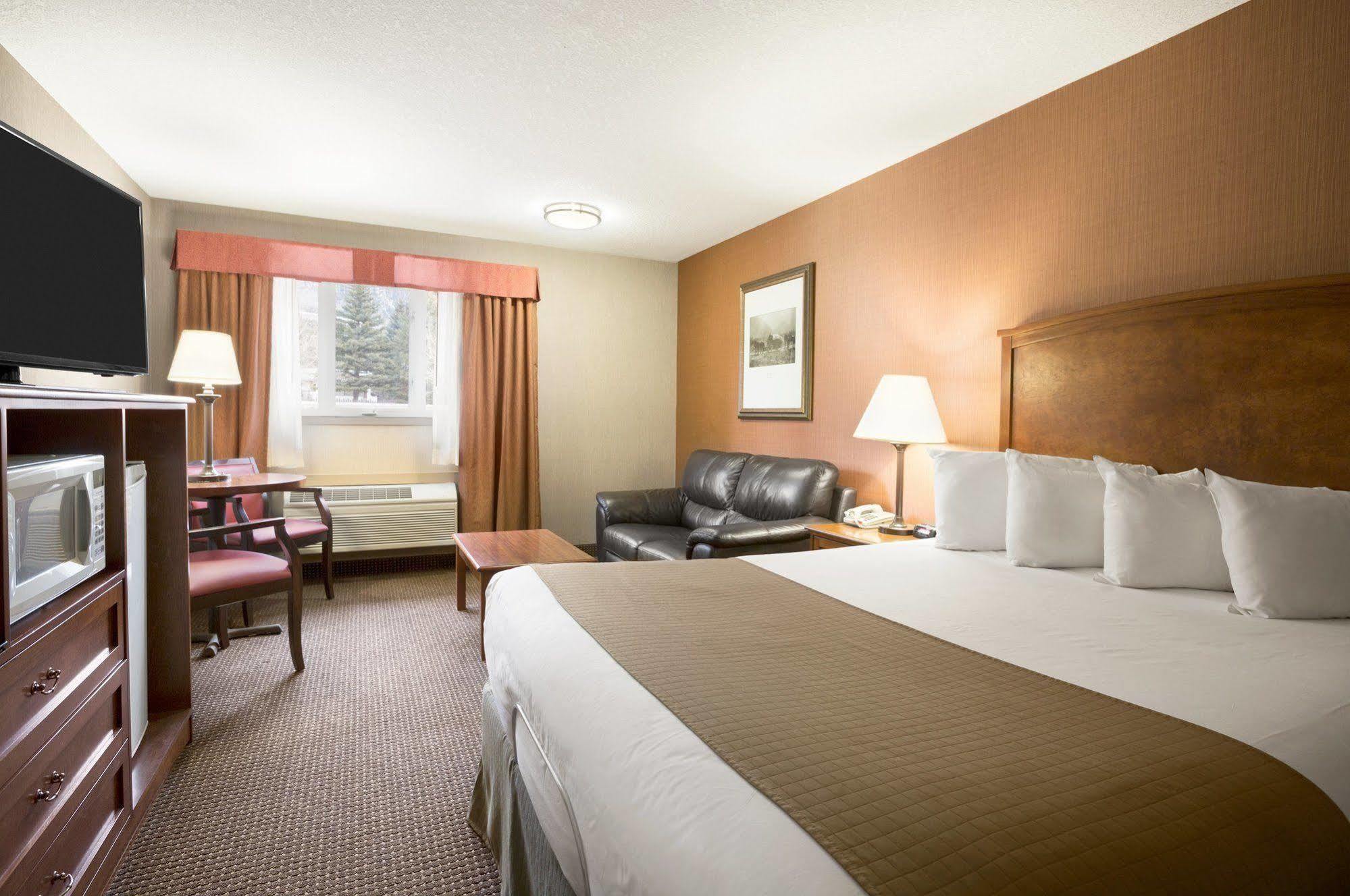 Canmore Inn & Suites Extérieur photo