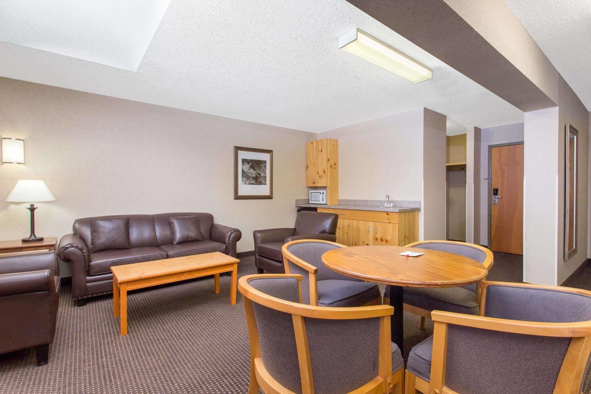 Canmore Inn & Suites Extérieur photo