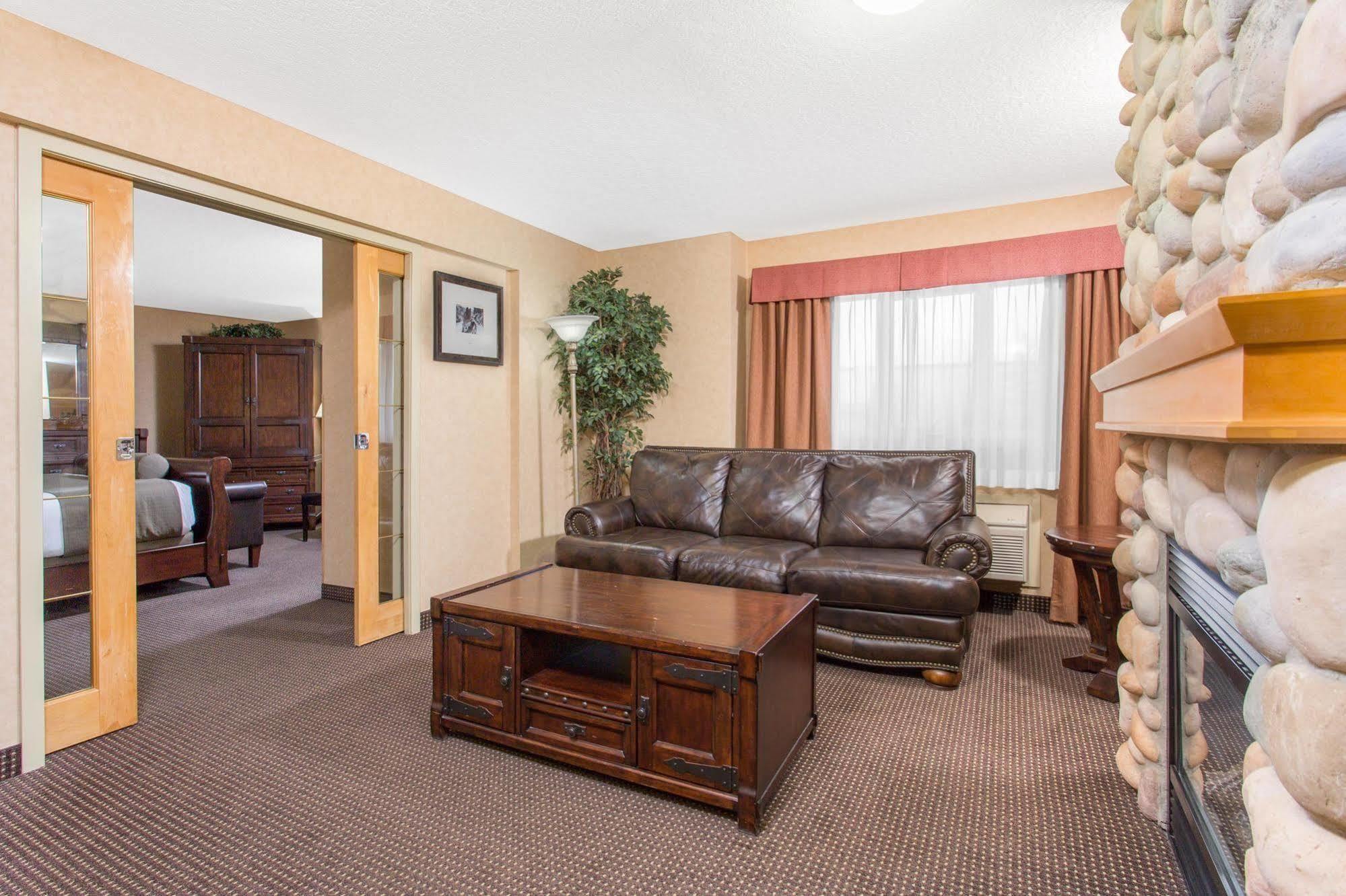 Canmore Inn & Suites Extérieur photo