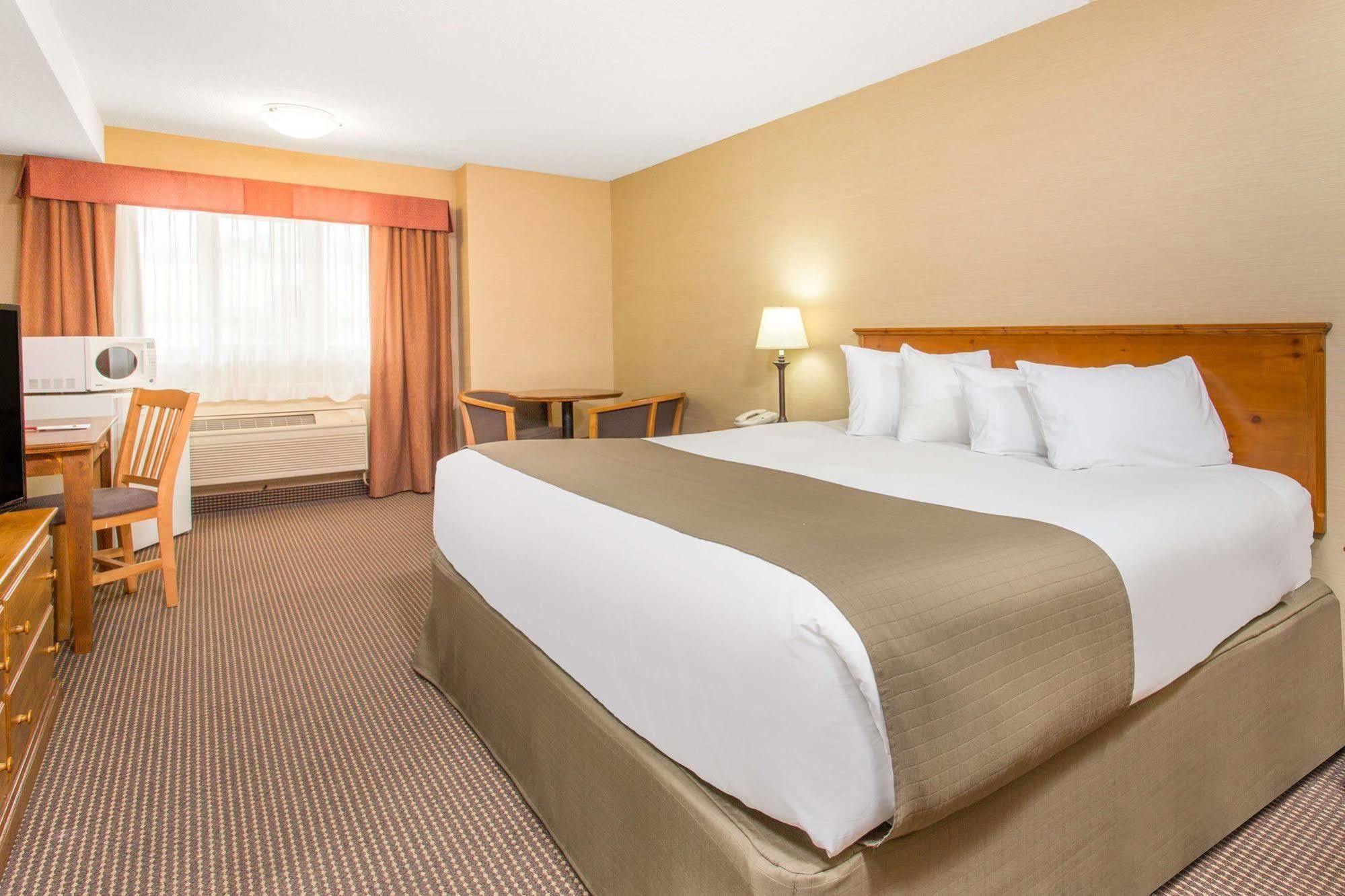 Canmore Inn & Suites Extérieur photo