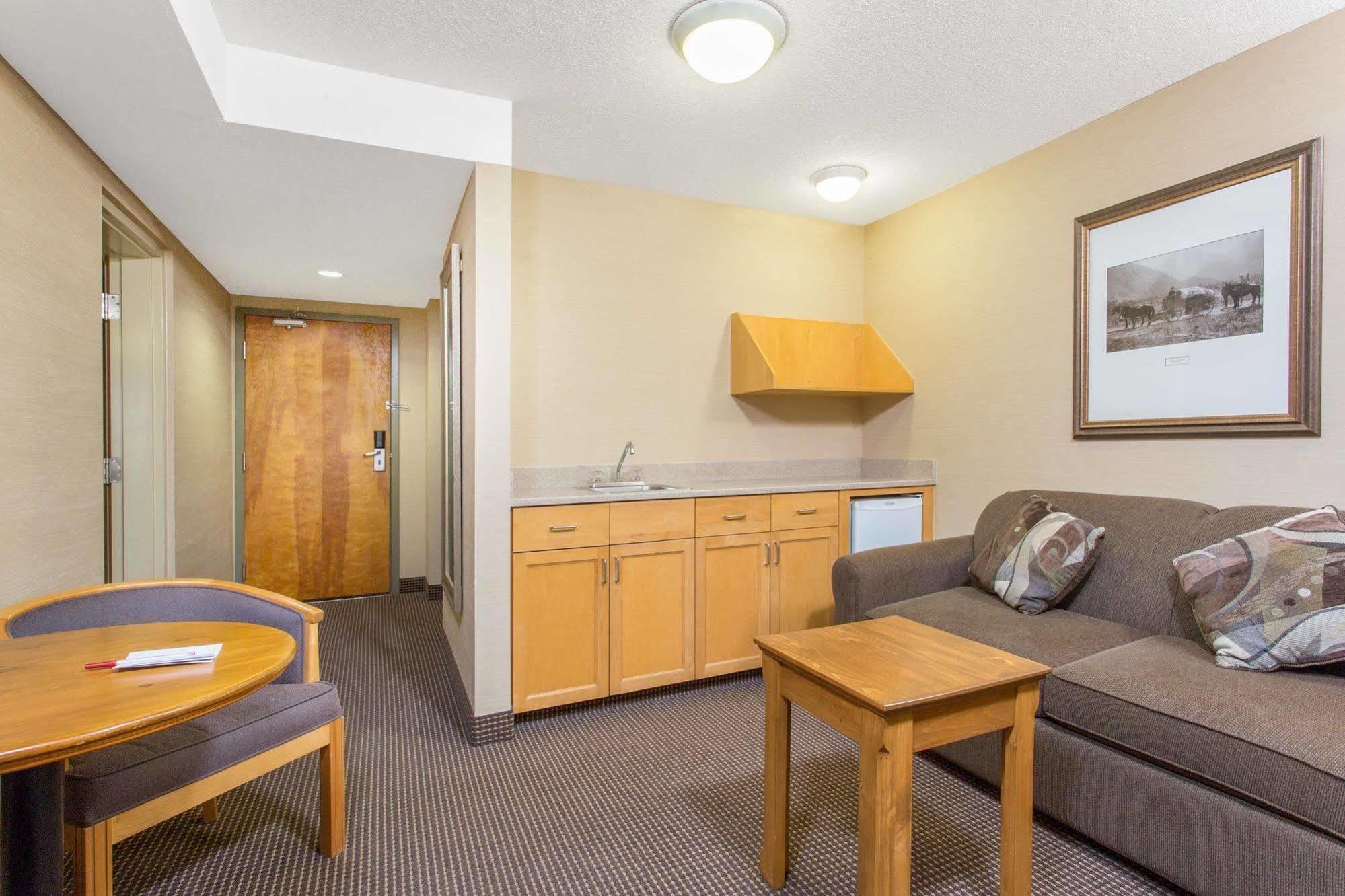 Canmore Inn & Suites Extérieur photo