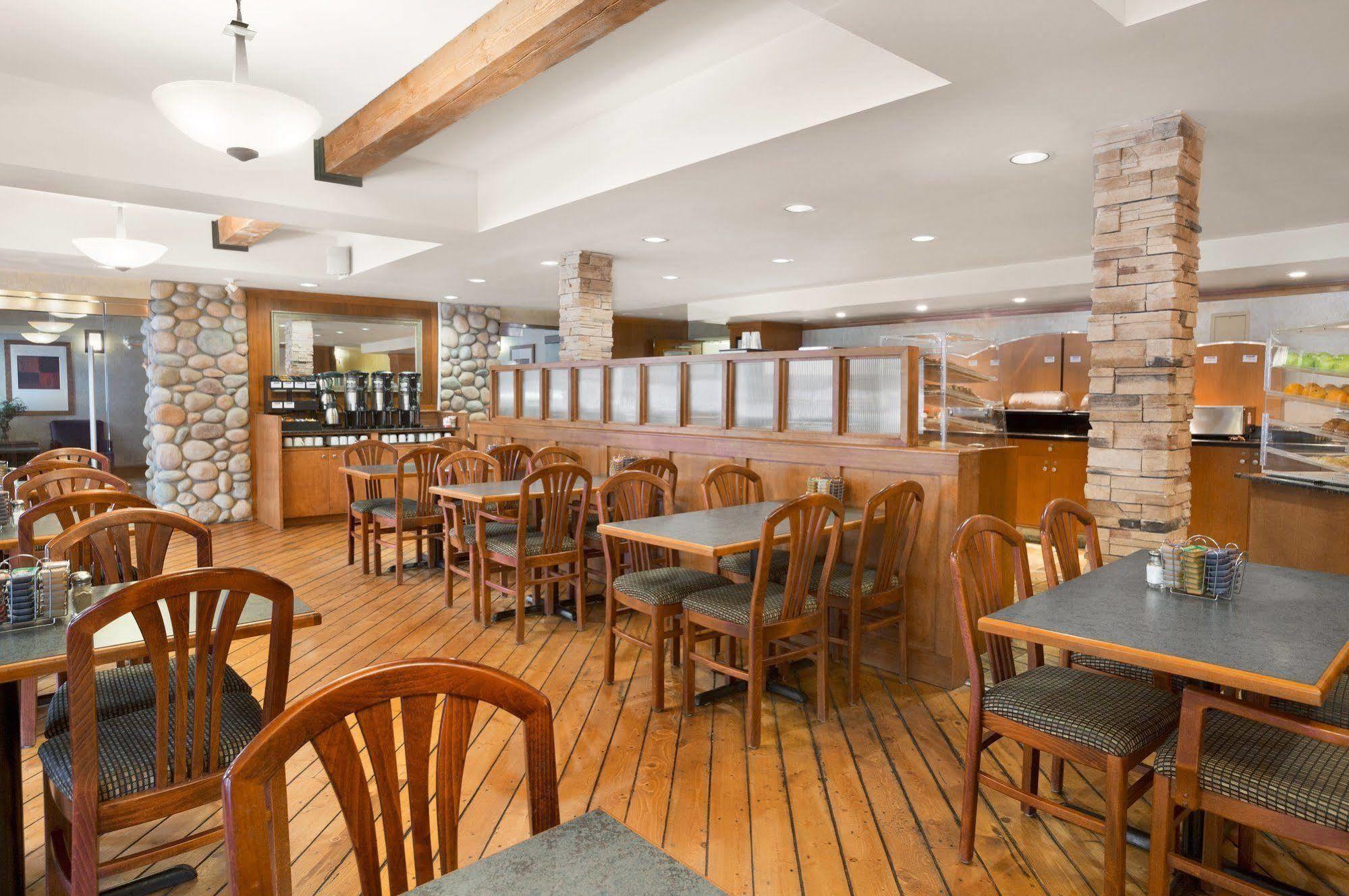 Canmore Inn & Suites Extérieur photo